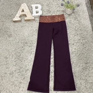 Lululemon Womens High rise Bootleg Yoga pants Size 6